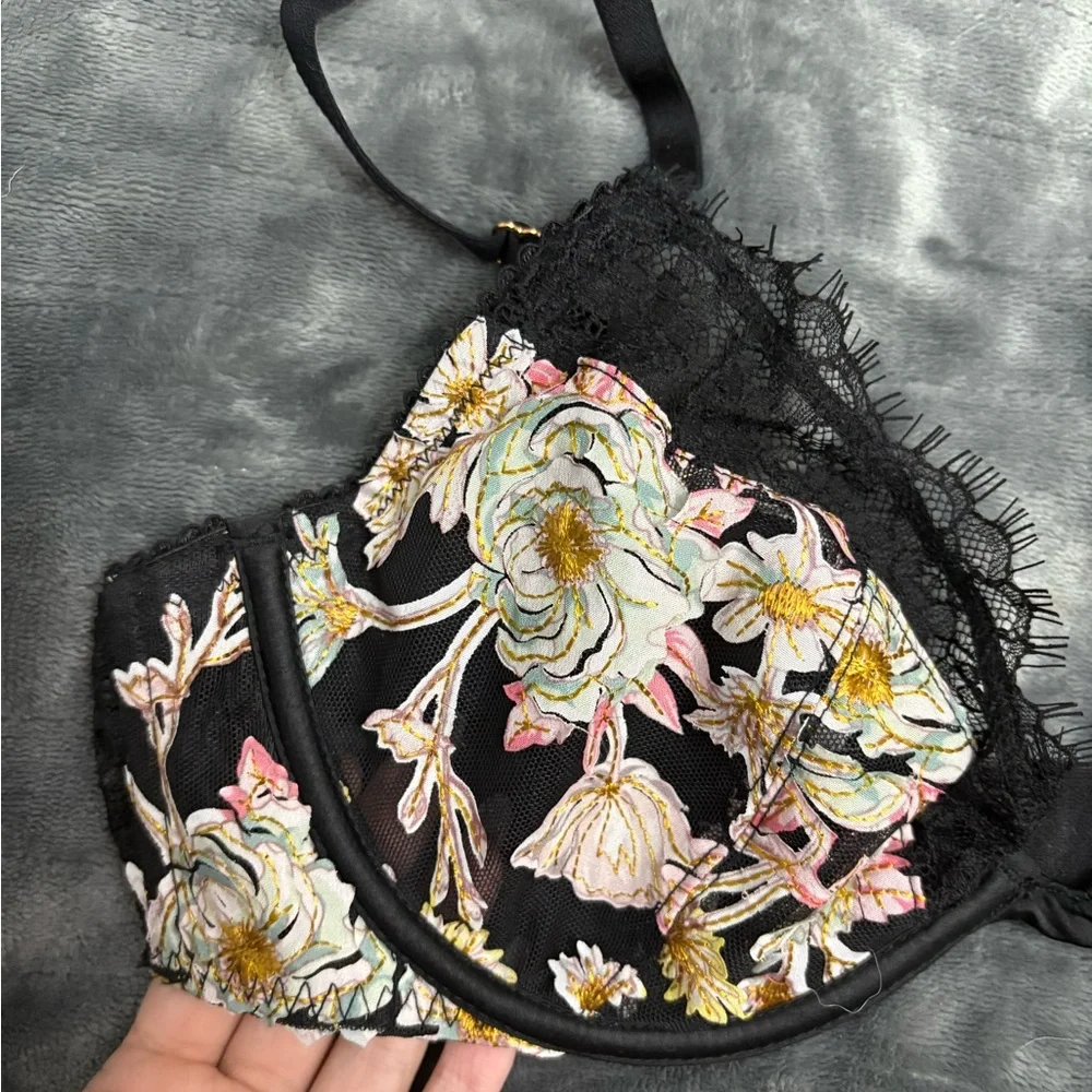 Victorias Secret Bra - Picture 2 of 4